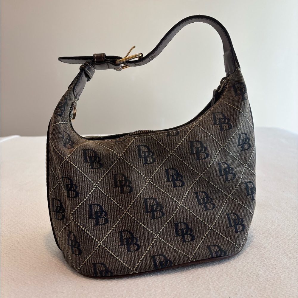 Vintage Dooney & Bourke handbag. In good vintage condition.